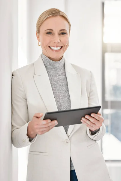 Retrato Contable Mujer Negocios Con Tablet Oficina Lugar Trabajo Empresa —  Fotos de Stock