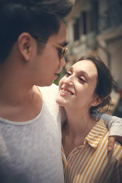 あなたが私を愛してる時 ベトナムの街でロマンチックな瞬間を共有する若いカップルが — ストック写真