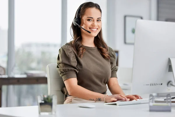 Online Communication Portrait Woman Headset Computer Her Desk Modern Office — Stock Photo, Image