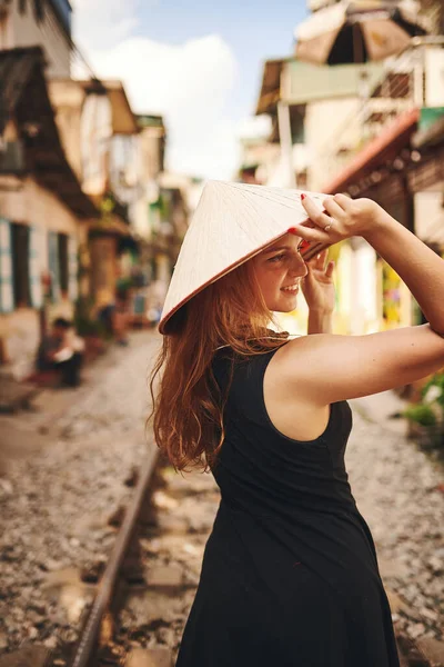 私はちょうどここの観光スポットを楽しんでいます 外国の都市を探検しながら円錐形の帽子をかぶった若い女性が — ストック写真