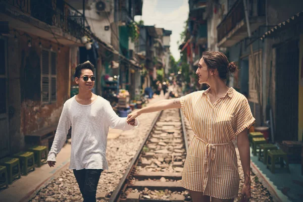Nás Vede Láska Mladý Pár Procházející Kolejích Ulicemi Vietnamu — Stock fotografie