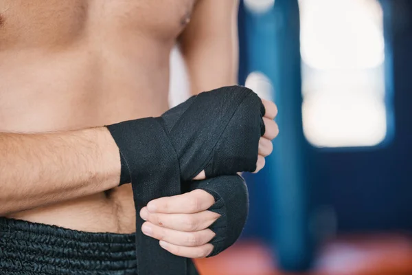 Fitness Box Muž Zabalit Ruce Detailní Tělocvičně Pro Trénink Cvičení — Stock fotografie