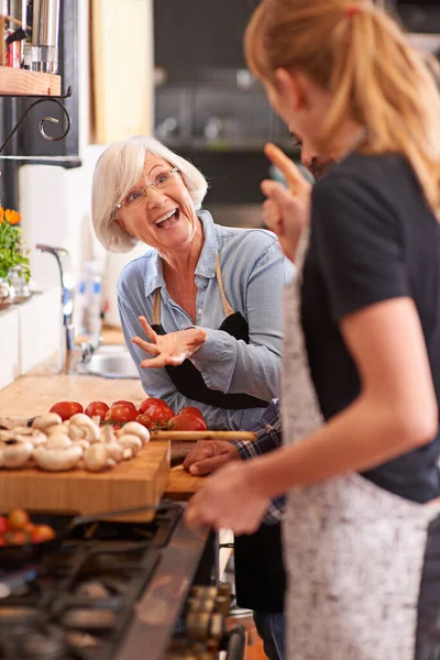 Mujer Abuela Cocinar Juntos Cocina Enseñar Receta Preparar Cena Cocinar — Foto de Stock