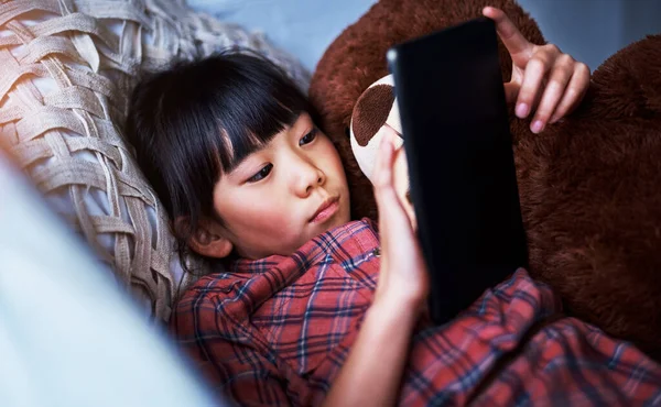 App Che Divertono Ore Una Bambina Che Usa Tablet Digitale — Foto Stock