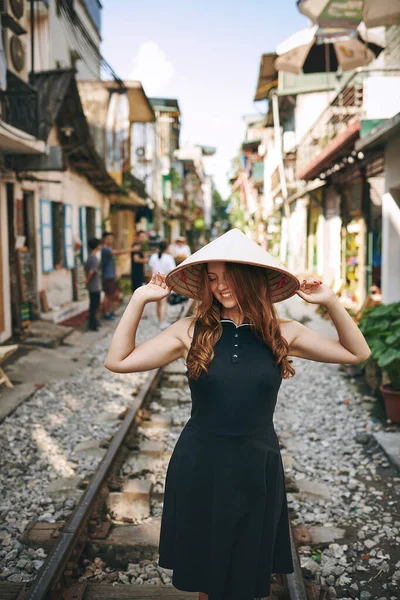 Encanta Viajar Porque Excita Una Joven Con Sombrero Cónico Mientras — Foto de Stock
