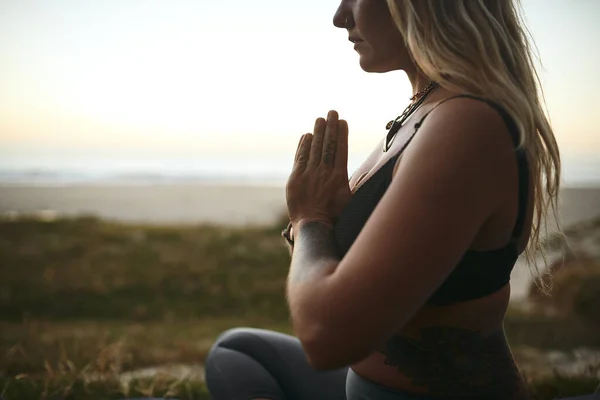 Est Soirée Parfaite Pour Yoga Une Jolie Jeune Femme Assise — Photo