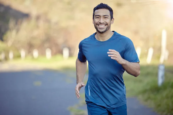 Man Glimlach Portret Ren Buiten Fitness Cardio Met Marathon Sport — Stockfoto