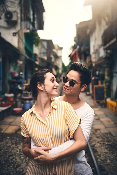 君はいつも君だった ベトナムの街でロマンチックな瞬間を共有する若いカップルが — ストック写真