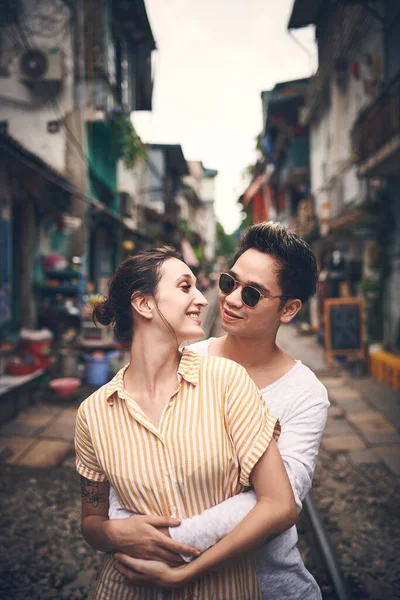 私はあなたを幸せにしたいだけです ベトナムの街でロマンチックな瞬間を共有する若いカップルが — ストック写真