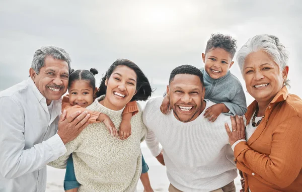 Gelukkig Gezin Glimlach Portret Strand Met Grootouders Ouder Liefde Kinderen — Stockfoto