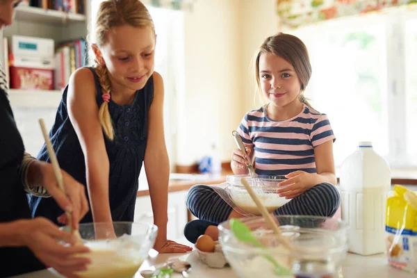 Genitore Ritratto Bambini Felici Che Cucinano Cucina Come Una Famiglia — Foto Stock