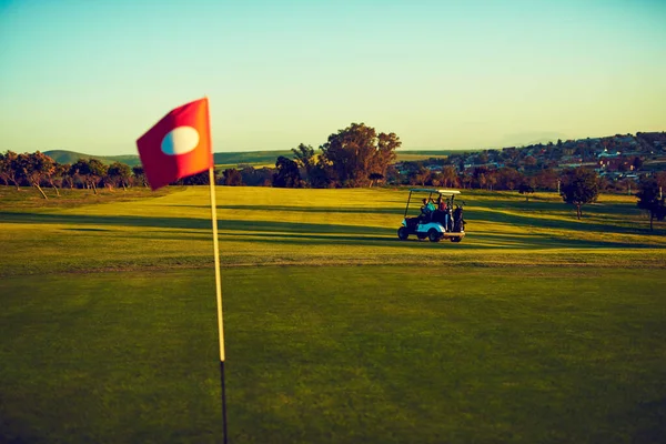 切りたての草ほど治療的なものはありません ゴルフ場のカートに乗っている2人のゴルファーは — ストック写真