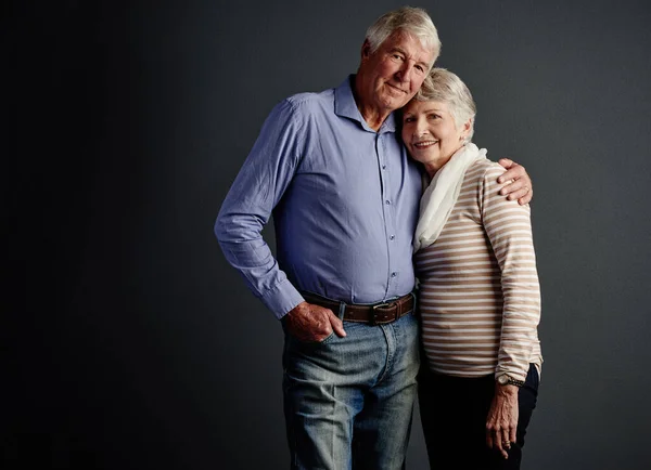 Mijn Zielsverwant Studio Portret Van Een Aanhankelijk Senior Paar Poseren — Stockfoto