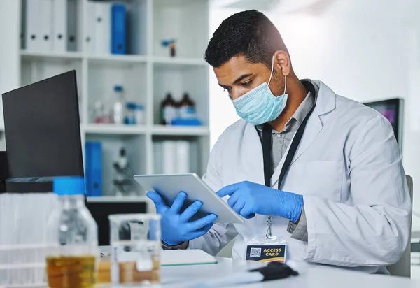 Wissenschaftler Mann Tablette Und Tippen Labor Für Medizinische Pharmazeutische Oder — Stockfoto