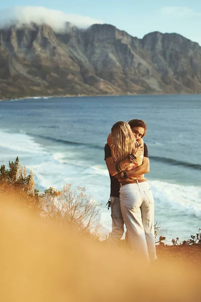 Jag Och Havet Ett Kärleksfullt Ungt Par Som Står Tillsammans — Stockfoto