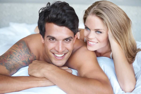Senyum Pagi Hari Pasangan Muda Tersenyum Sambil Berbaring Tempat Tidur — Stok Foto