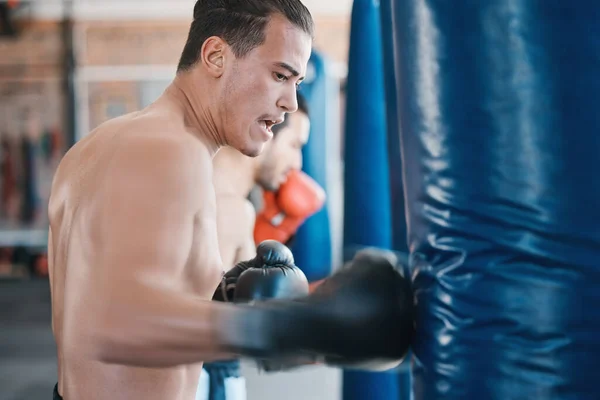 Esportes Boxe Homem Com Saco Perfuração Ginásio Para Treinamento Treino — Fotografia de Stock