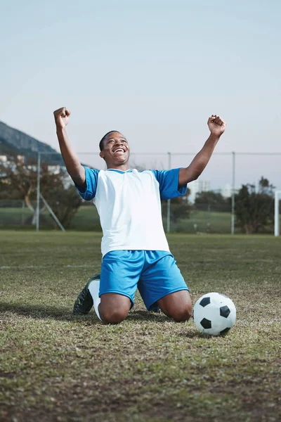 Futbol Spor Erkekler Sahada Maç Spor Antrenman Için Kaleyi Kutluyorlar — Stok fotoğraf