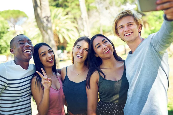 Φίλοι Ομαδική Selfie Και Πάρκο Χαμόγελο Ευτυχία Ποικιλομορφία Για Social — Φωτογραφία Αρχείου