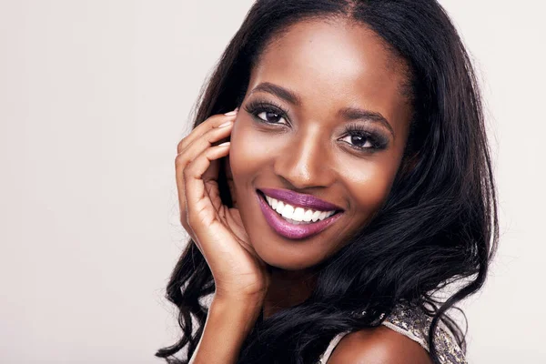 Piękno Uśmiech Portret Twarz Czarnej Kobiety Studio Makijażu Kosmetyków Zdjęcie — Zdjęcie stockowe