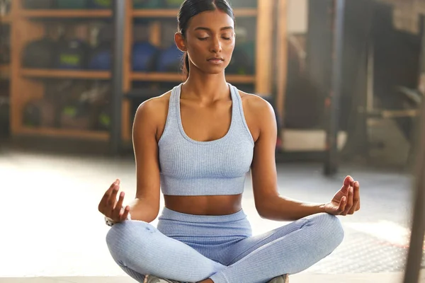 瑜珈和印度女子在健身房里的专心 健康和呼吸锻炼 荷花中的精神健康 冥想者和女性在训练中保持心态 禅定和平衡 — 图库照片