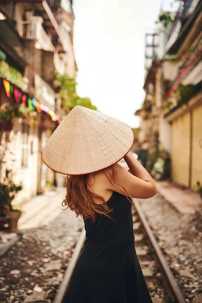 Todos Necesitamos Escapar Realidad Vez Cuando Una Joven Con Sombrero — Foto de Stock