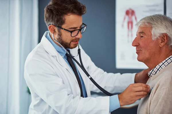 Rutynowe Badanie Lekarz Badający Starszego Pacjenta Stetoskopem Klinice — Zdjęcie stockowe