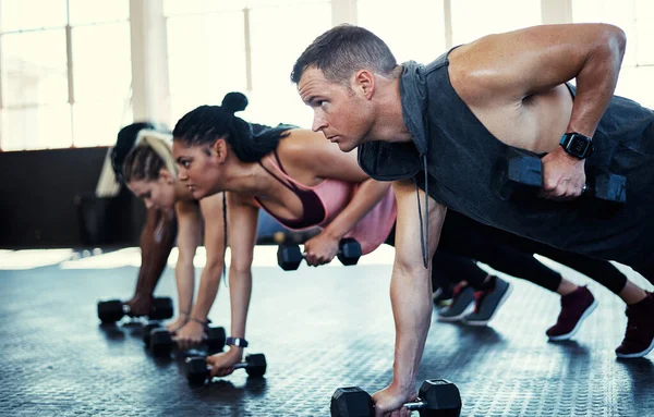 Trabalho Árduo Compensa Sempre Grupo Fitness Usando Halteres Sua Sessão — Fotografia de Stock