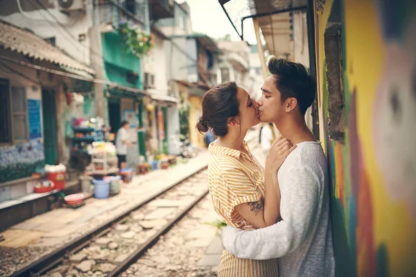 もう一度信じる愛のようなものです ベトナムの街でロマンチックな瞬間を共有する若いカップルが — ストック写真