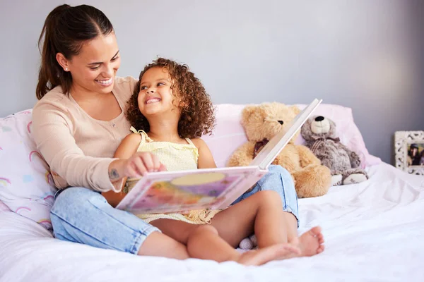 Glücklich Buch Und Mutter Mit Tochter Schlafzimmer Für Storytelling Fantasie — Stockfoto