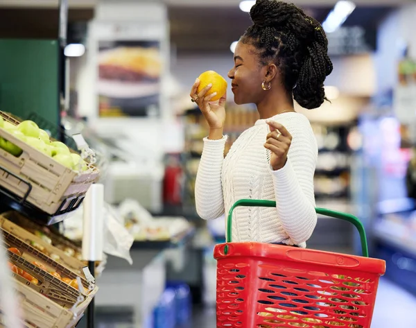 Supermarkt Zwarte Vrouw Boodschappen Doen Voor Fruit Groente Kruidenier Klant — Stockfoto