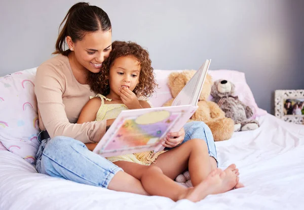 Entspannen Sie Sich Buch Und Mutter Mit Tochter Schlafzimmer Für — Stockfoto