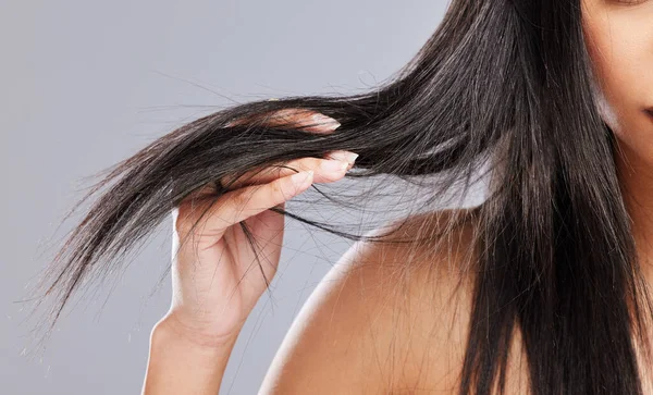 Ellerindeki Saçlar Atölyedeki Kırık Uçlar Saç Bakımı Krizi Zayıf Iplik — Stok fotoğraf