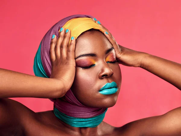 Maquiagem Beleza Envoltório Com Mulher Negra Estúdio Para Criação Arte — Fotografia de Stock
