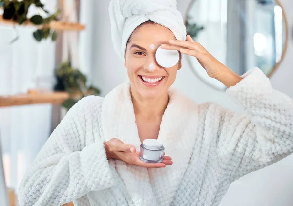 Łazienka Pielęgnacja Skóry Krem Twarzy Dla Kobiet Bawełny Dermatologii Produktów — Zdjęcie stockowe
