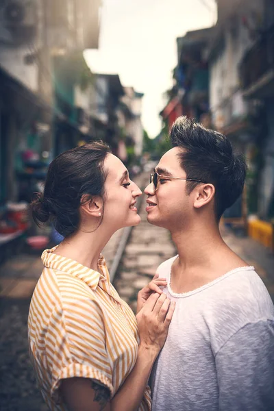 あなたを見つけたことをとても嬉しく思います ベトナムの街でロマンチックな瞬間を共有する若いカップルが — ストック写真