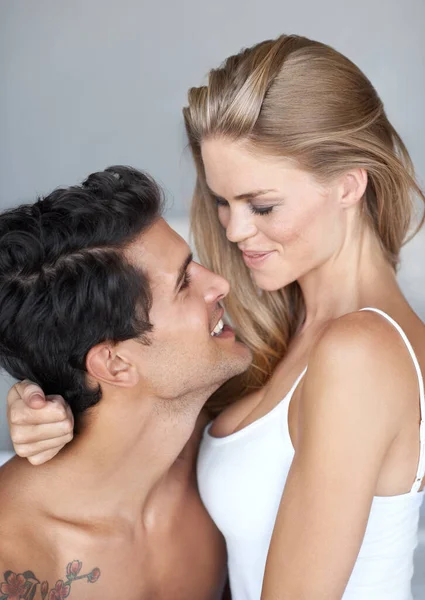 Selamat Pagi Pasangan Muda Yang Bahagia Saling Menatap Dengan Penuh — Stok Foto