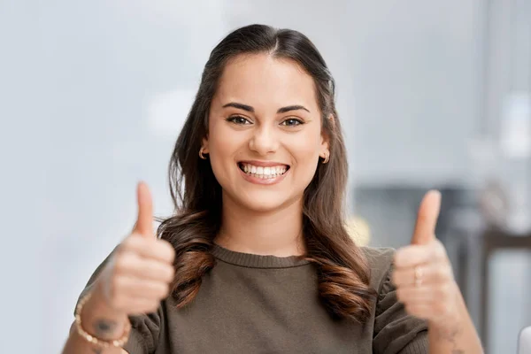 Teşekkürler Parmakları Havada Işyerinde Mutlu Bir Kadın Portresi Mutluluk Başarı — Stok fotoğraf