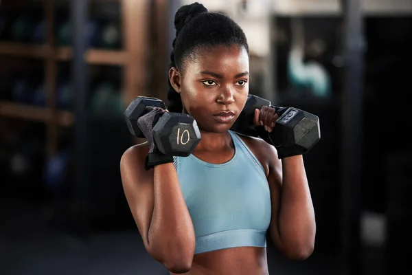 팔이나 근육을 운동이다 아프리카 소녀가 스튜디오 에너지 사용하여 무거운 들거나 — 스톡 사진
