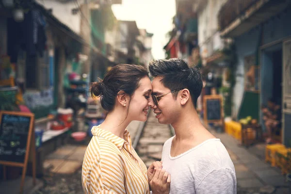 私はあなたを知っている私の人生が大好きです ベトナムの街でロマンチックな瞬間を共有する若いカップルが — ストック写真