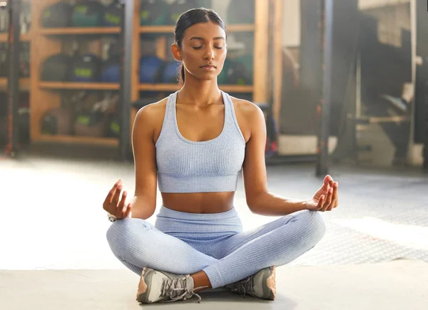 冥想和印度女人在健身房地板上的健康 专注和呼吸锻炼 荷花中的精神健康 冥想者和女性在训练中保持平静的心态 禅定和平衡 — 图库照片