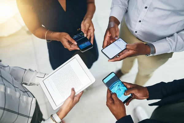 Bağlantılarımızın Birleşmesi Işi Halletmemize Yardımcı Olacak Ofiste Eşzamanlı Dijital Cihazlar — Stok fotoğraf