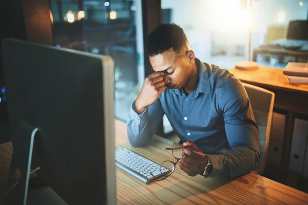 Wpłynie Twoją Produktywność Przystojny Młody Biznesmen Patrząc Zestresowany Podczas Pracy — Zdjęcie stockowe