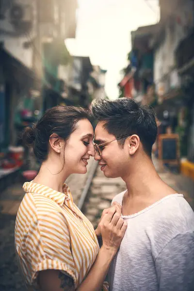 我々自身の世界を作ることができます ベトナムの街でロマンチックな瞬間を共有する若いカップルが — ストック写真