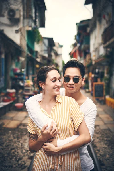私の愛は最高の旅行パートナーになります ベトナムの街でロマンチックな瞬間を共有する若いカップルが — ストック写真