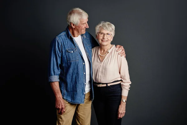 Zal Nooit Verlaten Studio Portret Van Een Aanhankelijk Senior Paar — Stockfoto