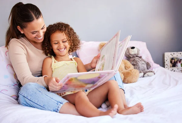 Gülümse Kitap Anne Kız Yatak Odasında Hikaye Anlatmak Için Fantezi — Stok fotoğraf