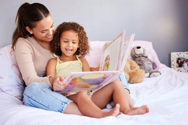 Lernen Buch Und Mutter Mit Tochter Schlafzimmer Für Storytelling Fantasie — Stockfoto