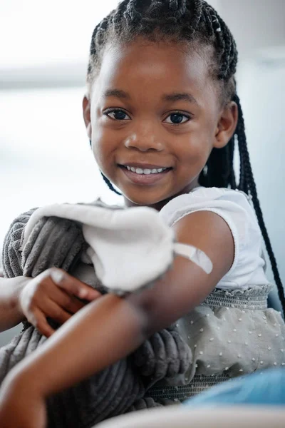 Afrikansk Flicka Barn Vaccin Och Porträtt Med Leende Medicin Eller — Stockfoto