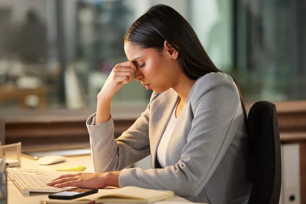 Huvudvärk Stress Och Sorglig Affärskvinna Nattkontoret För Utbrändhet Trötthet Eller — Stockfoto